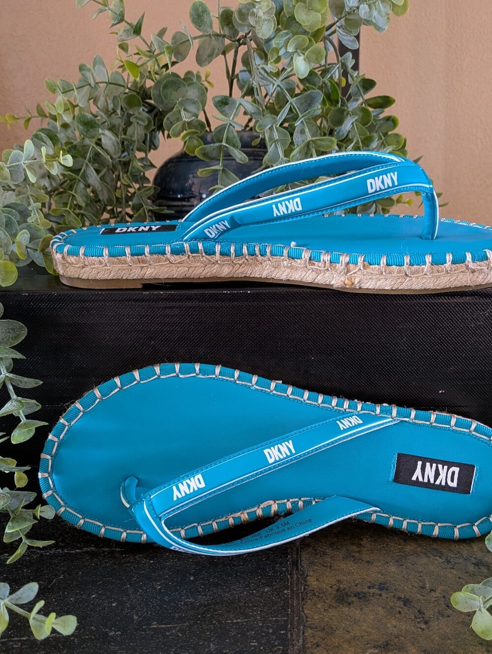 NWT! DKNY Women's Espadrille Thong Sandals Size 6M in Electric Blue
